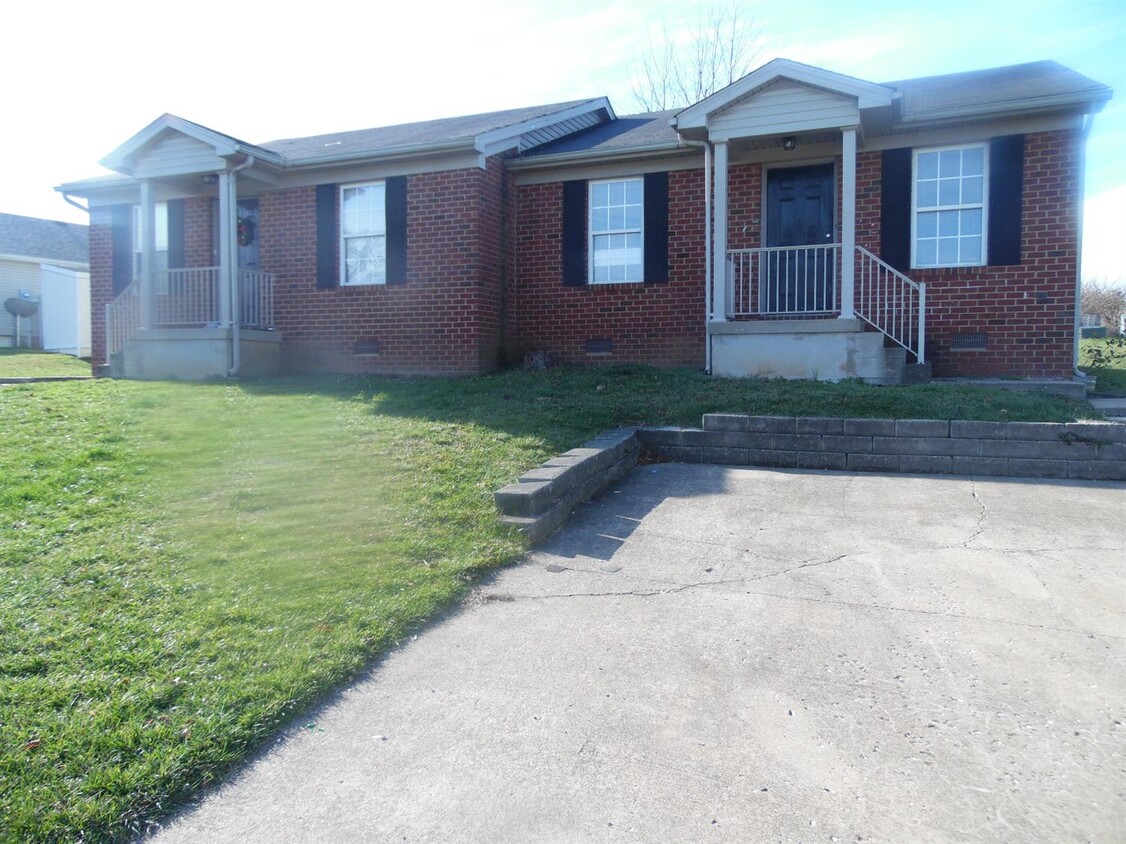Primary Photo - 204 Poplar Cir