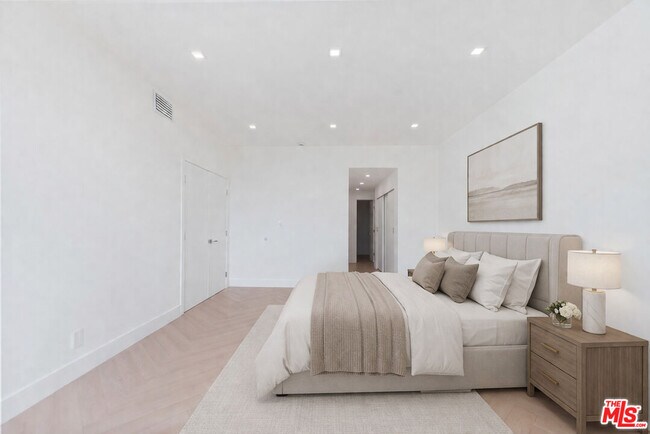 Foto del edificio - 8455 Fountain Ave