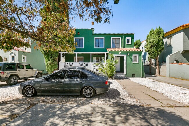 Building Photo - 931 N Croft Ave