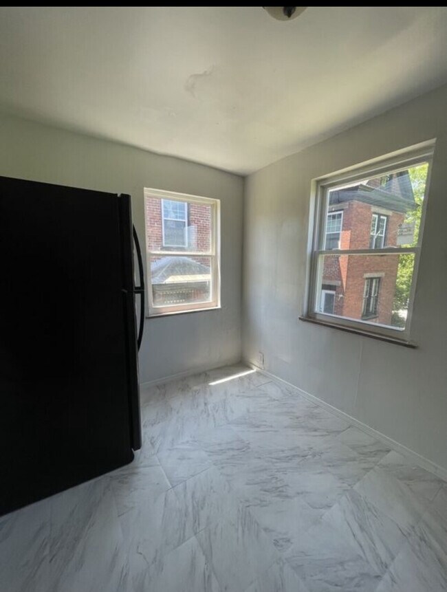 Building Photo - 735 Elberon