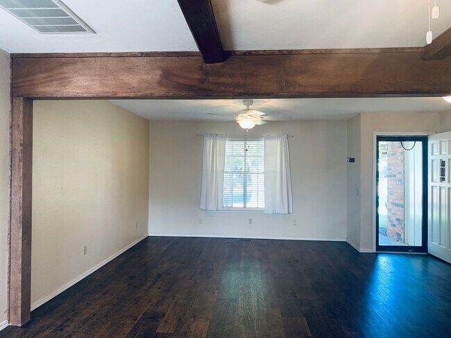 Foto del edificio - Updated home in East Edmond + Edmond Schools + 3 bedrooms