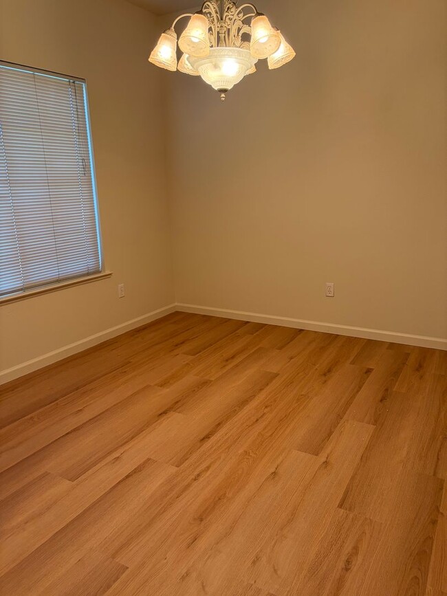 Foto del edificio - Spacious Single Story Home with Large Private Backyard & Covered Patio