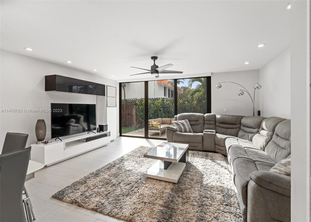 700 SE 14th St Unit J, Fort Lauderdale, FL 33316 Condo for Rent in