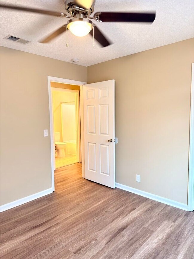 Building Photo - 159 Green Acres Dr