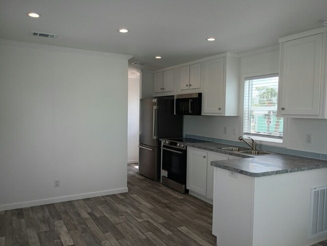 Building Photo - 26 Lily Dr