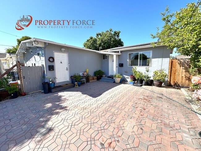 Building Photo - 2 Bedroom 1 Bath - Nicely Updated home wit...
