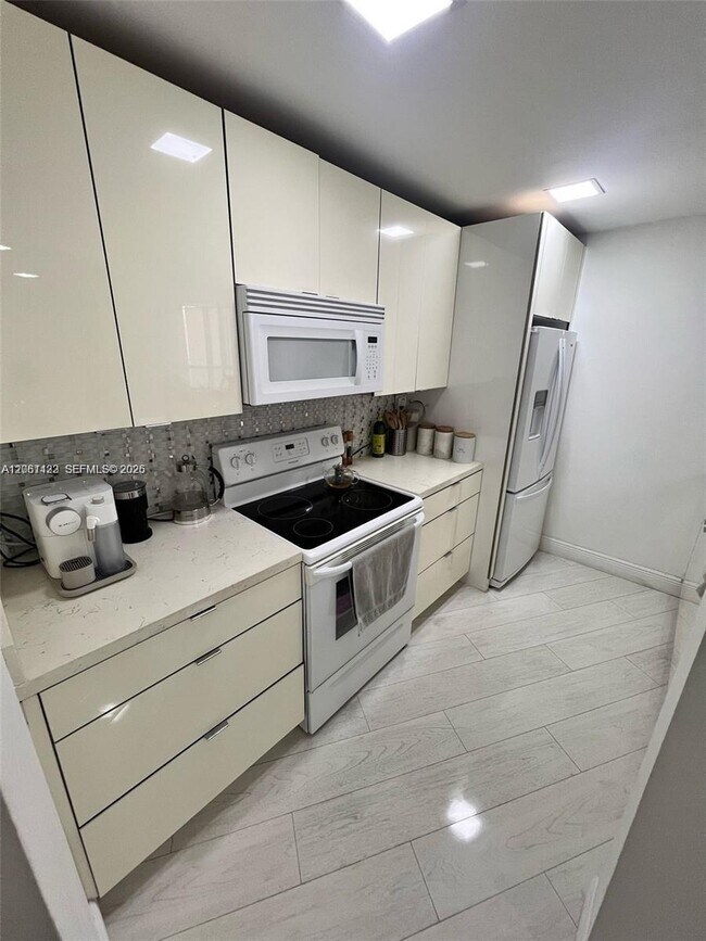Foto del edificio - 6955 NW 186th St