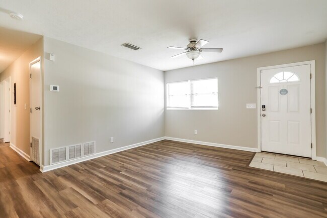 Building Photo - 5725 Fiat Ln