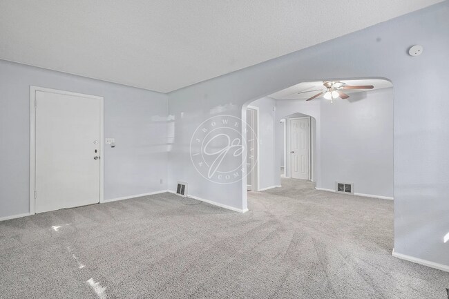 Foto del edificio - Rare 3-bedroom main-level duplex now available! .