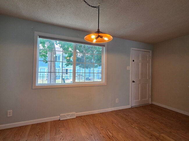 Building Photo - Great 3 Bedroom Townhouse In Aurora!