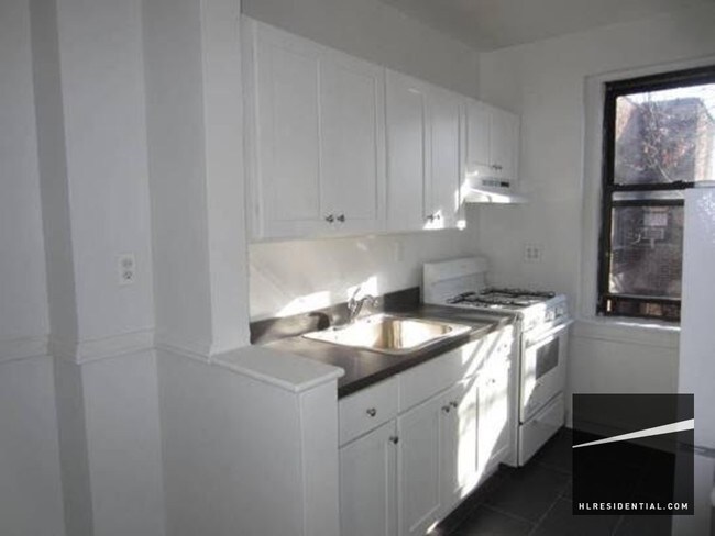 Foto del edificio - 8449 Elmhurst Ave