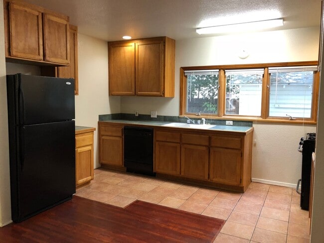 Building Photo - *RESERVE FOR SUMMER 2026* 5 Bedroom 3 Bath Chico Charmer