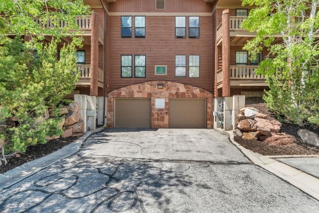 Building Photo - 8381 Meadowview Ct