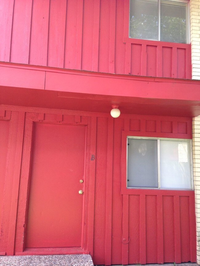 Building Photo - 504 1st St