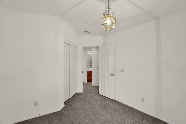 Building Photo - 1947 Tamarack Ln
