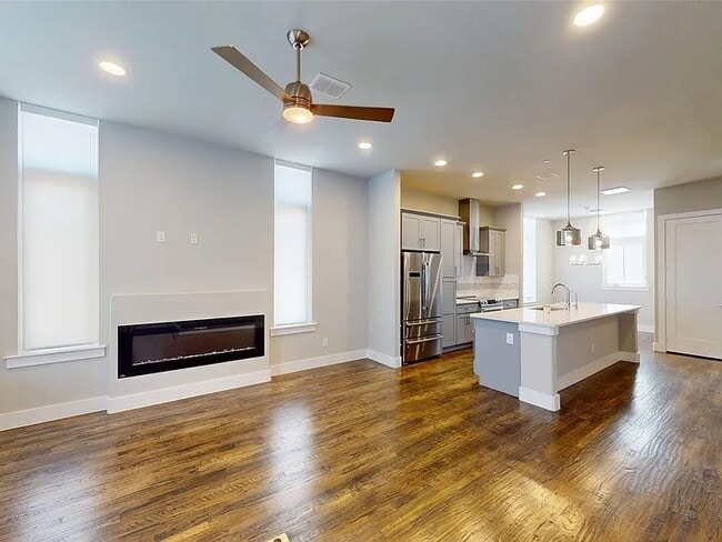 Photo - 13228 Bee St (Farmers Branch, TX) Townhome