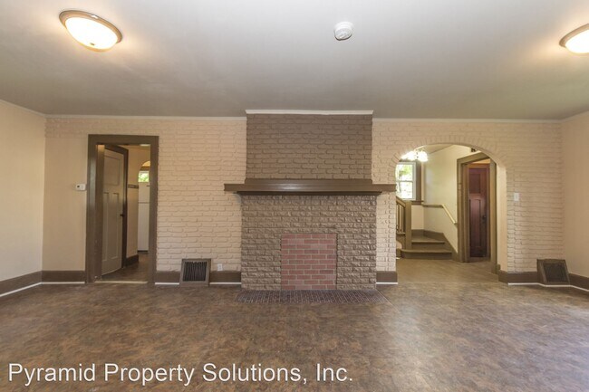 Building Photo - 3 br, 1.5 bath House - 4650 Hubbell Ave