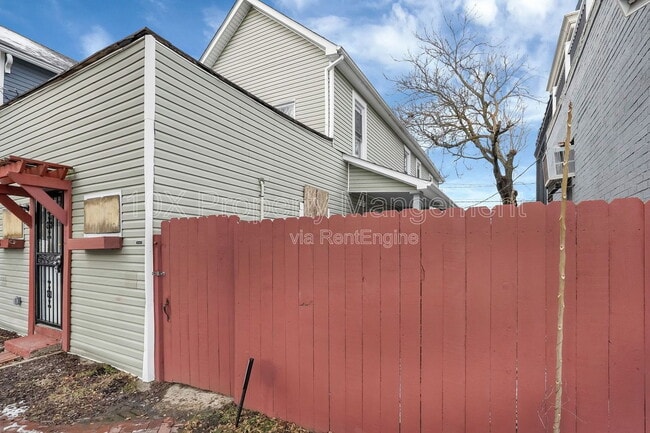 Building Photo - 556 E Whittier St