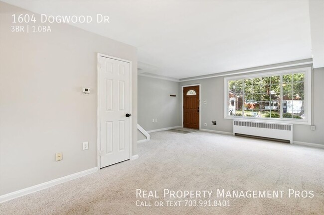 Building Photo - RARLEY AVAILABLE 2 LEVEL 2 BEDROOM HOME - ...