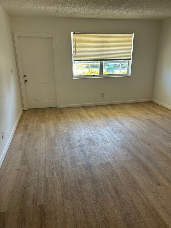 Foto del edificio - 1725 NW 54th Ter