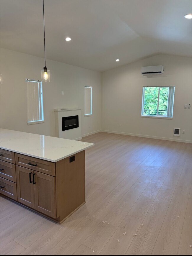 Foto del edificio - CDA Duplex with a 1200 sq ft Garage!