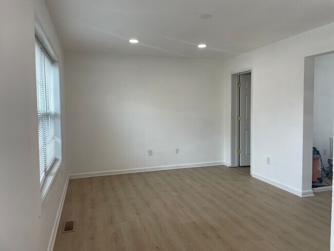 Foto del edificio - 100 Gibson Park Dr