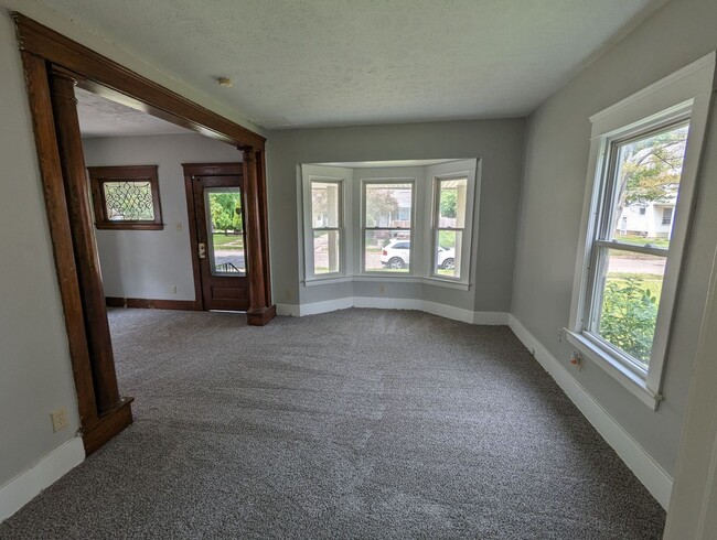 Building Photo - Spacious Colonial Home with Wood Columns a...