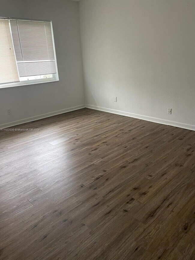 Building Photo - 201 SE 6th Ave