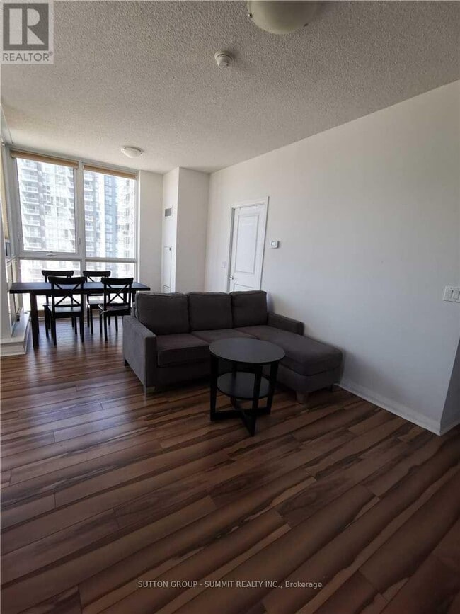 Photo du bâtiment - 75-875 Eglinton Ave W