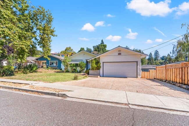 Foto del edificio - Charming Castro Valley Retreat with 2-Car ...