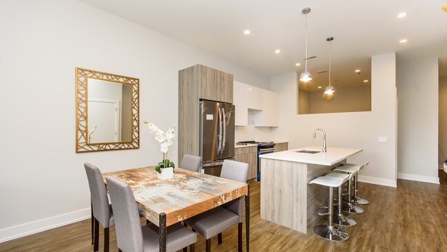 Building Photo - 1023 N Ashland Ave