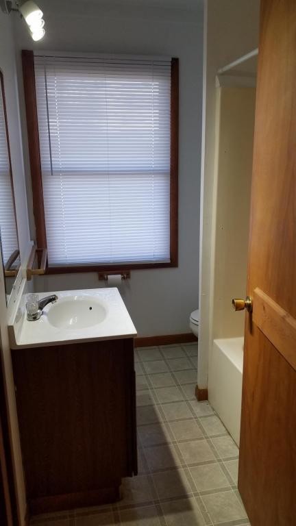 Building Photo - 107 W. Delaware #5