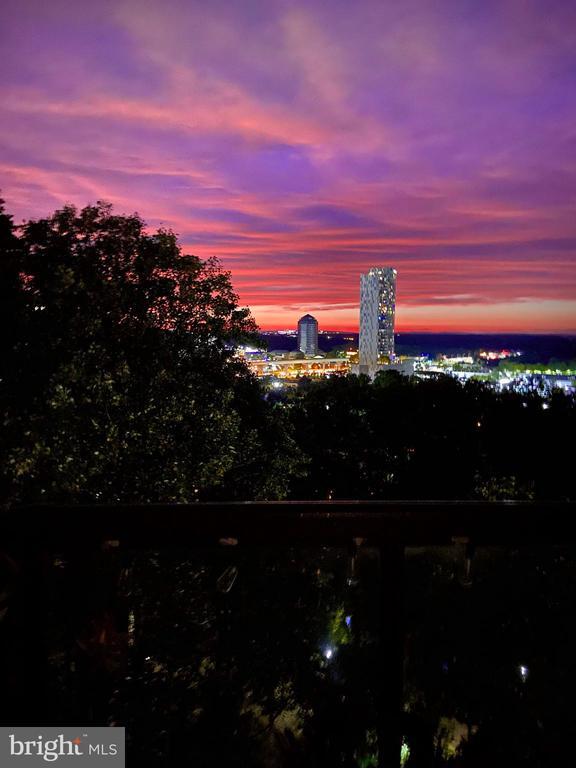 Foto del edificio - 8370 Greensboro Dr