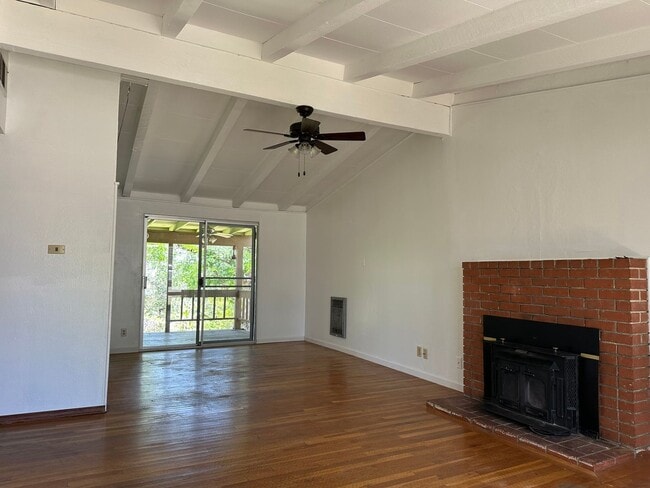 Foto del edificio - Charming 3 bedroom home with vaulted ceili...
