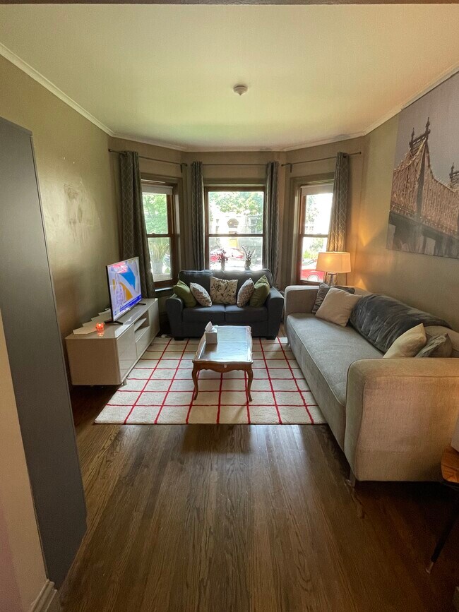 Living Room - 1421 W Granville Ave