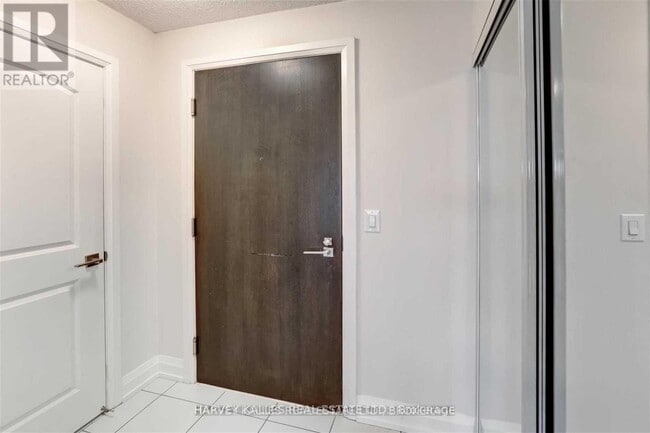 Building Photo - 1070-1070 Sheppard Ave W