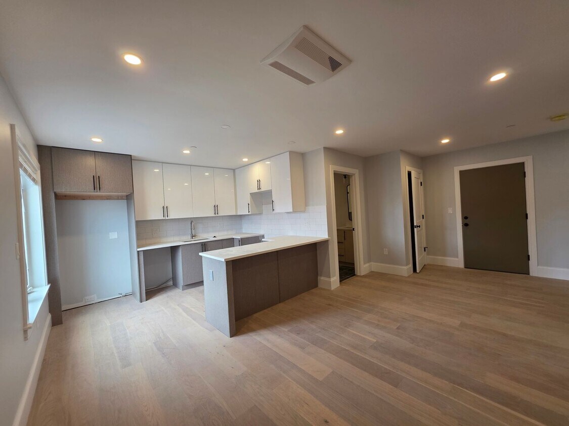 Foto principal - New Construction in brighton Center, No Br...