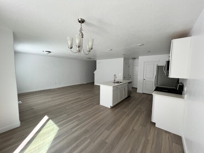 Building Photo - 4 Bedroom 3 Bath FOR RENT FINISHED BASEMENT