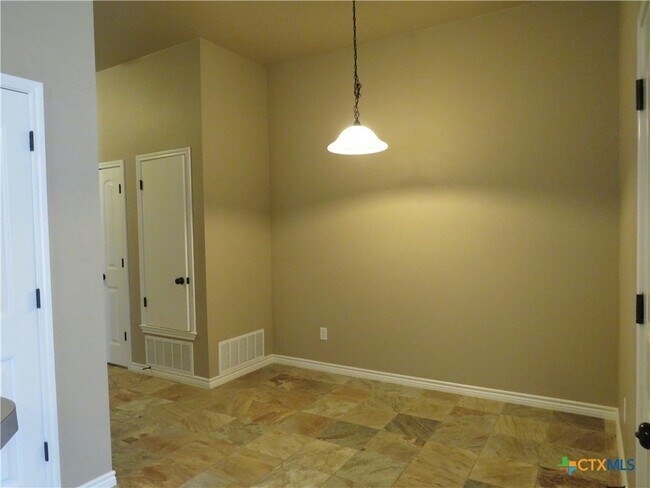 Foto del edificio - 402 Sladecek Dr