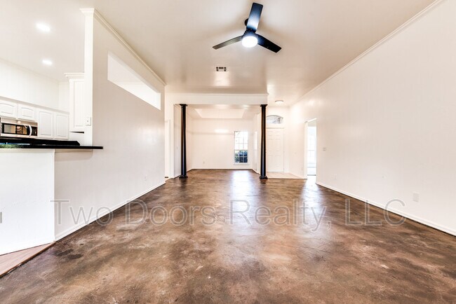 Building Photo - 541 SW 156th Ct