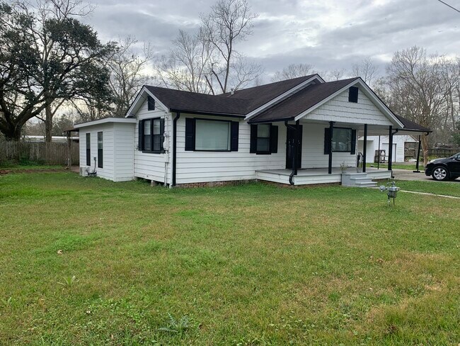 Building Photo - 40515 Louis Rd