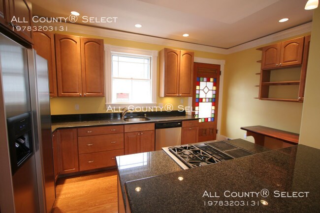 Building Photo - 2 Bed in Downtown Beverly Victorian Home
