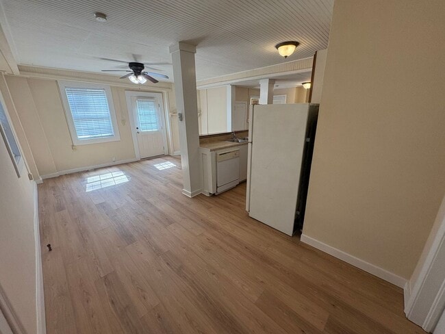 Building Photo - 2 Bedroom Walkable to Campus Pre-Leasing f...