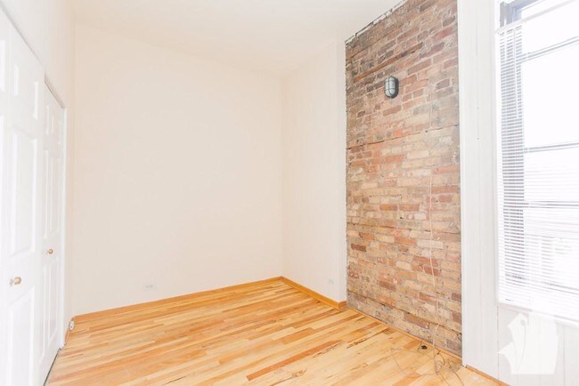 Building Photo - 2 bedroom in Chicago IL 60657