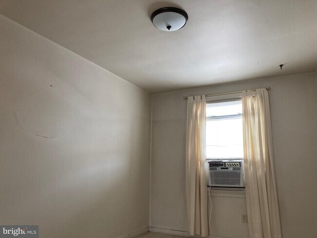 Foto del edificio - 2422 Adrian St