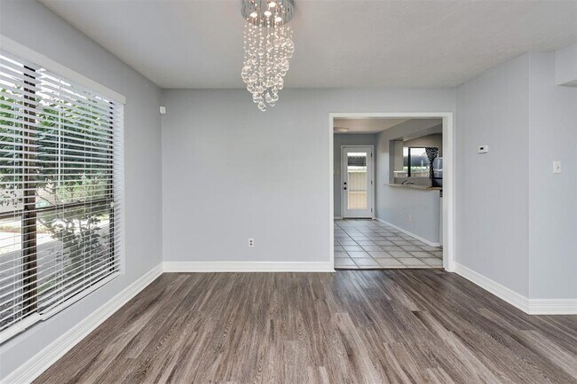 Building Photo - 10811 Greenwillow St