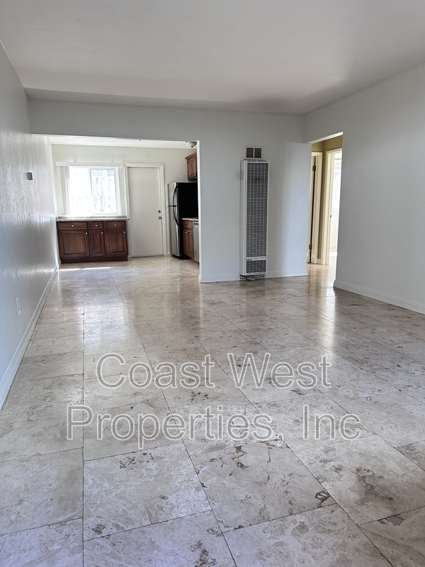 Foto del edificio - 4859 1/2 Naragansett Ave
