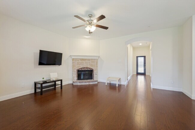 Foto del edificio - Beautiful Open-Concept Home with Large Backyard