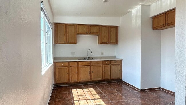 Building Photo - 445 W Shamrock St