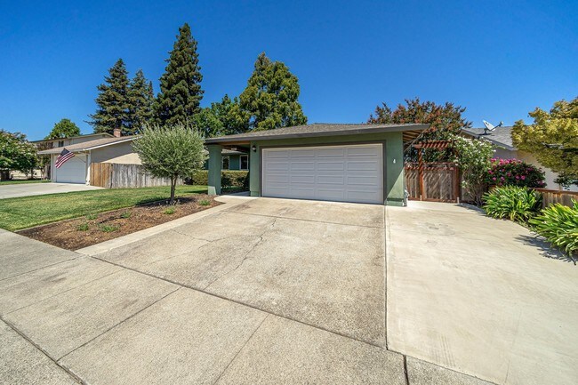 Building Photo - 3530 White Cliff Cir